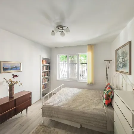 The Puzzle Apartment Warna